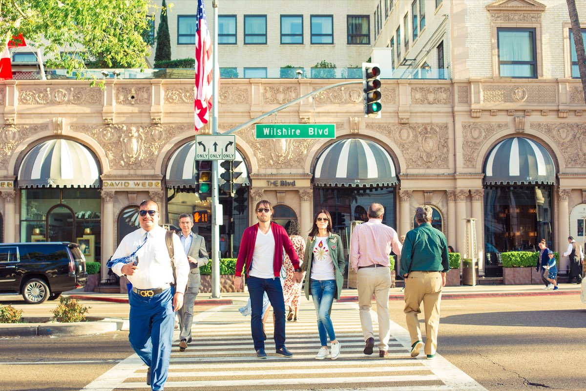 Guests crossing Rodeo Drive in Beverly Hills on a full-day LA tour